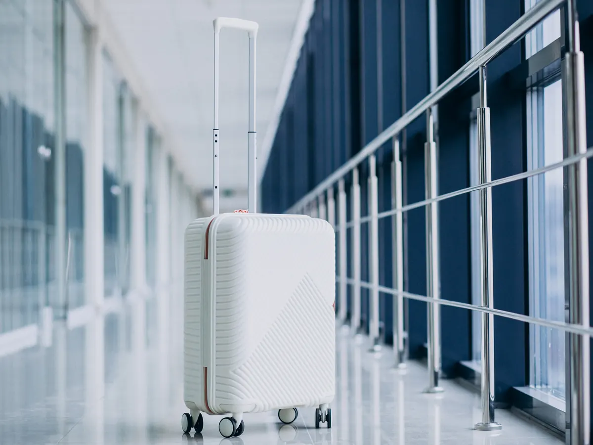 Une valise dans un couloir d’aéroport