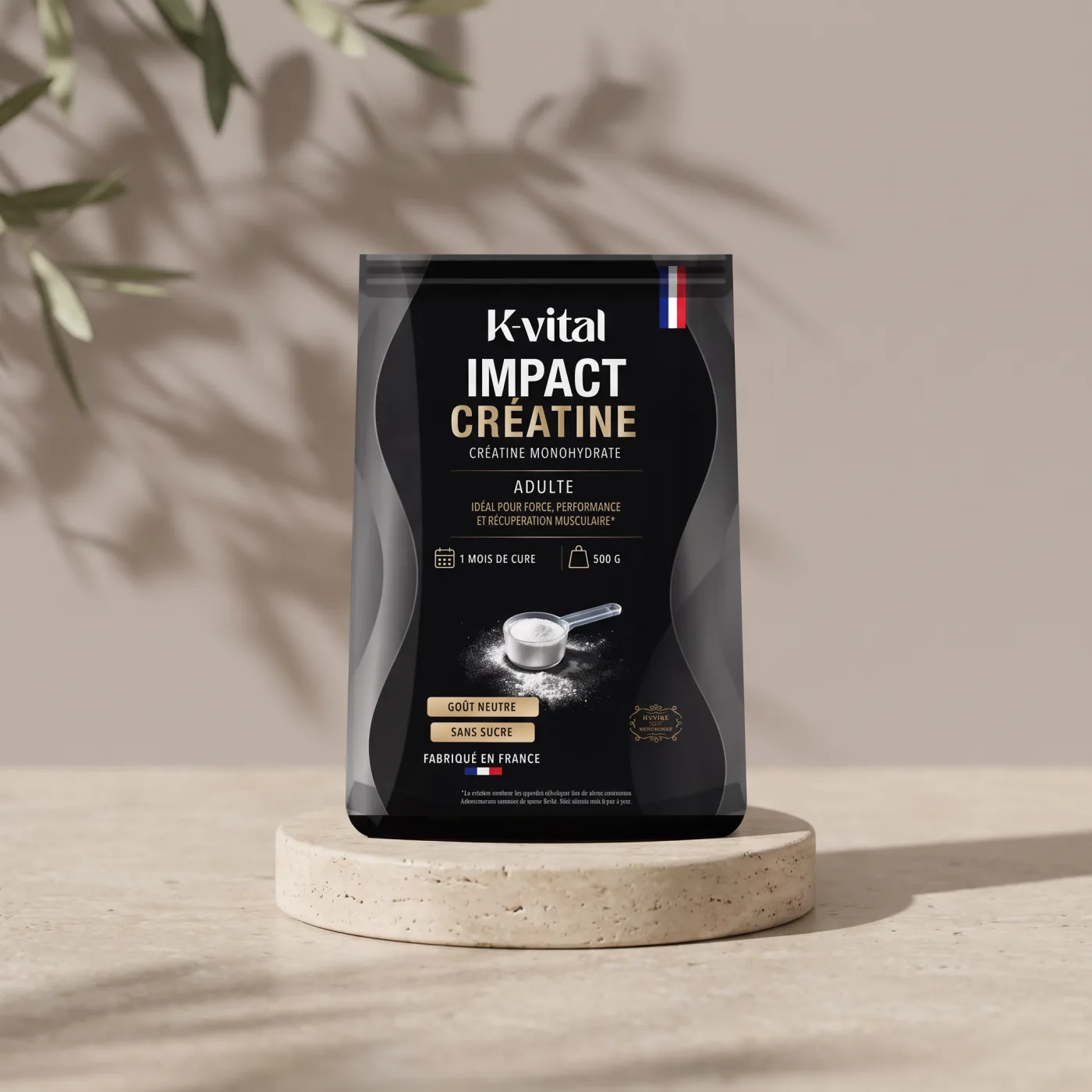 Sachet Impact Créatine K-Vital sur un socle de travertin, mur gris taupe